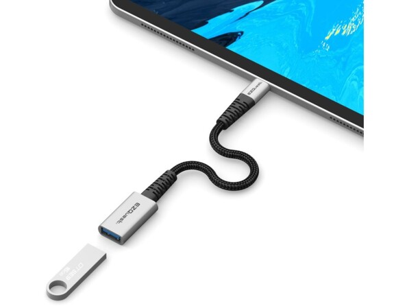 Branchement d'un clé USB à une tablette avec port USB-C par câble adaptateur USB-A femelle vers USB-C mâle