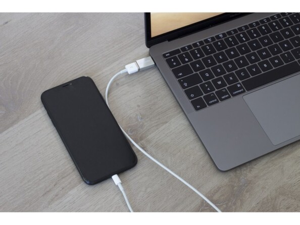 Mise en situation de l'adaptateur dans les branchement d'un téléphone mobile à un PC portable par câble USB-C vers USB-A