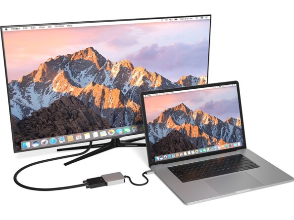 PC portable ouvert et dupliqué sur un écran TV par câble DVI et adaptateur