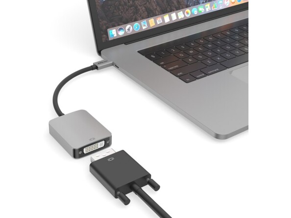 Connecteur DVI-I d'un câble noir en cours de branchement au port DVI du câble adaptateur EZQuest branché au port USB-C d'un MacBook