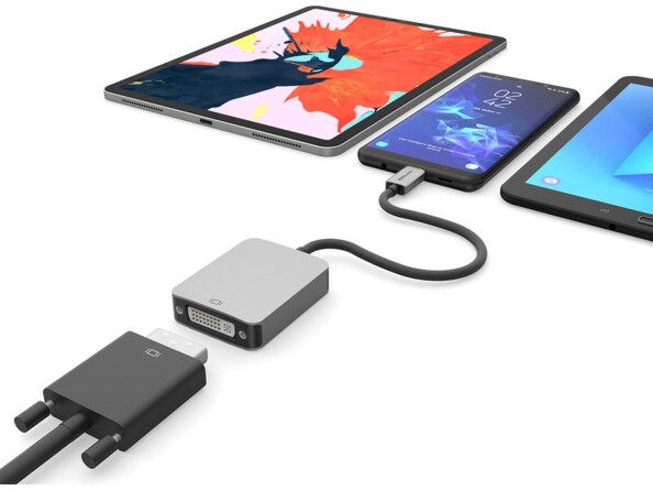 Branchement en cours d'un smartphone USB OTG à un câble DVI-I via l'adaptateur USB-C vers DVI EZQuest