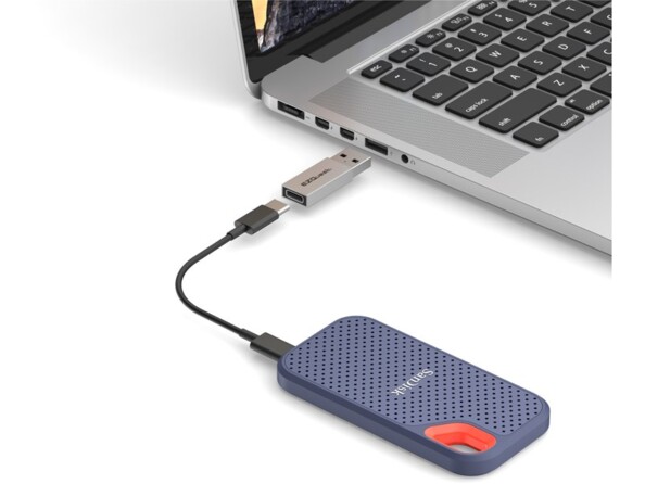 Mise en situation du branchement d'un disque dur externe SSD par câble USB-C au port USB-A d'un PC portable via l'adaptateur USB-C vers USB-A EZQuest