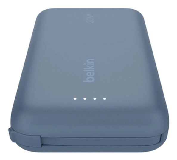 Batterie externe vue en plongée verticale montrant son logo Belkin