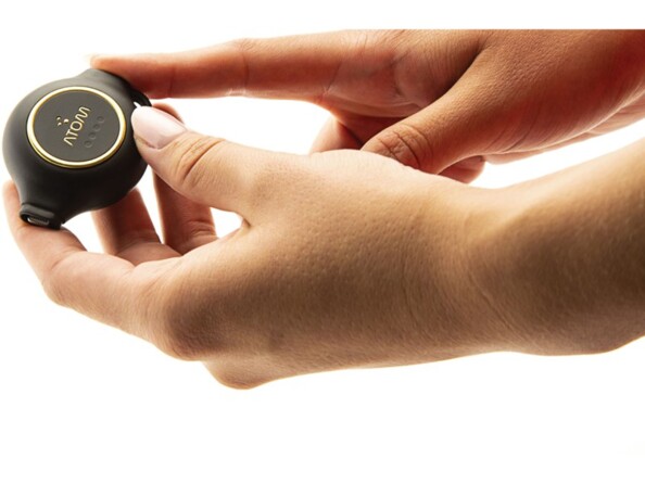 Rétractation de la fiche mâle Lightning du bout des doigts dans le boîtier de la batterie externe