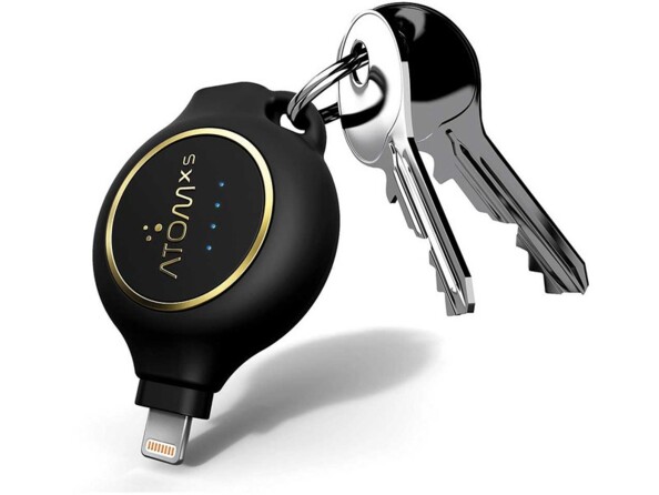 Mini batterie externe coloris noir E-Charger AtomXS attachée à l'anneau d'un porte-clés