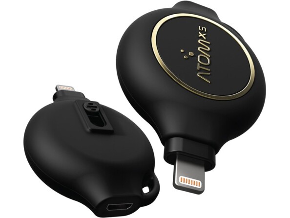 Zoom sur le connecteur Lightning rétractable du boîtier noir et or de la batterie d'appoint KL1300 AtomXS