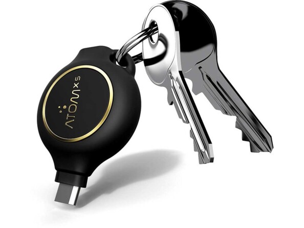 Mini batterie externe coloris noir E-Charger AtomXS attachée à l'anneau d'un porte-clés