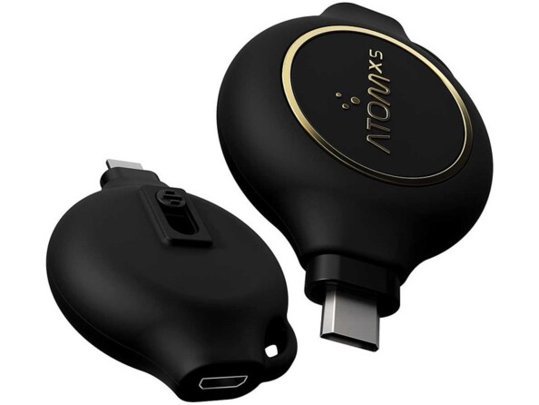 Zoom sur le connecteur Micro-USB rétractable du boîtier noir et or de la batterie d'appoint KM800 AtomXS