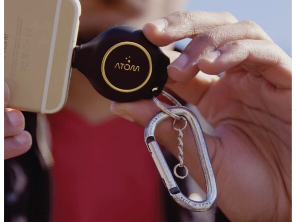 Branchement de la batterie de secours de poche KL1300 au port Micro-USB d'un smartphone