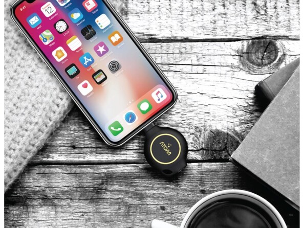 Téléphone portable type iPhone en cours de chargement par le biais de la mini powerbank AtomXS