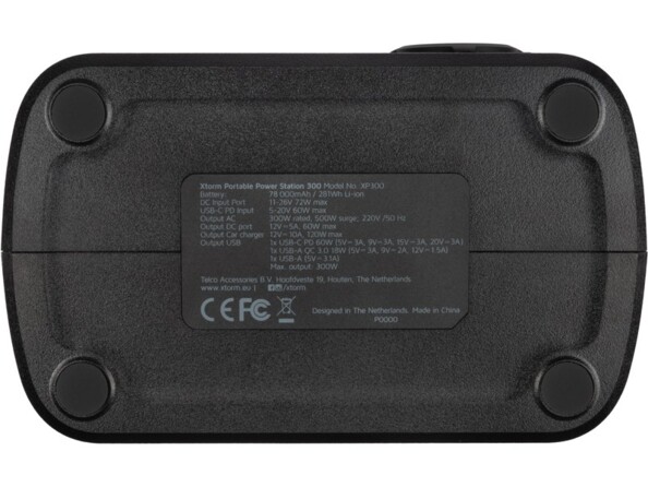 Vue du dessous du boîtier de la batterie nomade avec pieds de support et étiquette de caractéristiques techniques