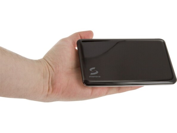 Boîtier de protection en aluminium Storeva vu du dessus dans la main d'une personne