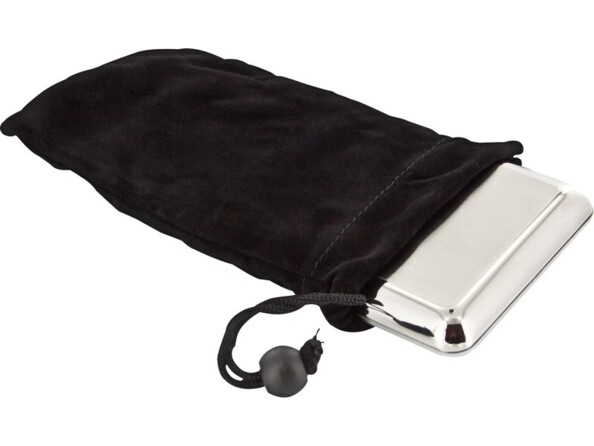 Étui pour disque dur externe coloris gris argent glissé dans la housse de rangement fournie