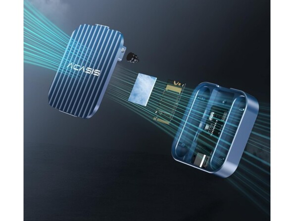 Vue explosée sur fond noir avec effets lumineux de l'intérieur du châssis en métal pour SSD externe M.2 PCIe NVMe et ses composés électroniques