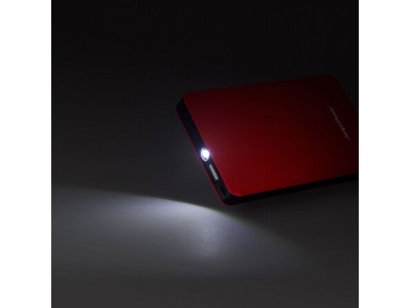 Mise en situation de la lumière de la lampe torche LED intégrée à la batterie externe plate dans le noir