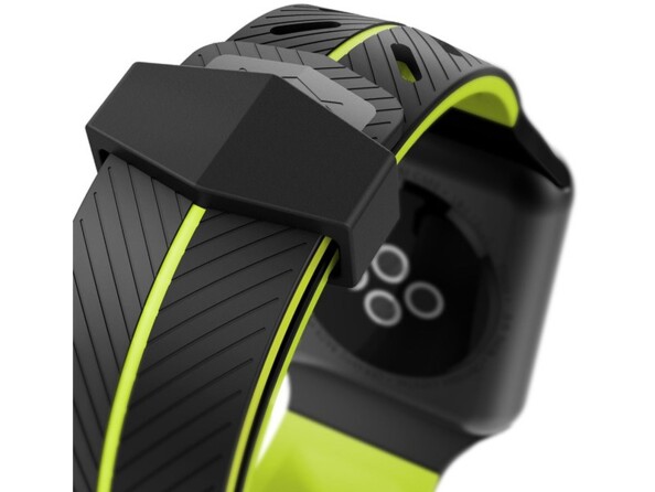 Vue du dessous rapprochée sur le réglage à cran métallique du bracelet fitness sous les capteurs d'une Apple Watch