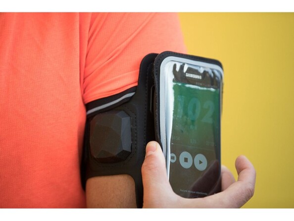 Gestion de la lecture audio à traves la coque anti-pluie et anti-transpiration du brassard connecté Shapeheart au bras d'une sportive