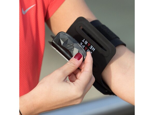 Réglage de la circonférence du brassard autour d'un bras de femme via la fermeture à deux encoches du produit