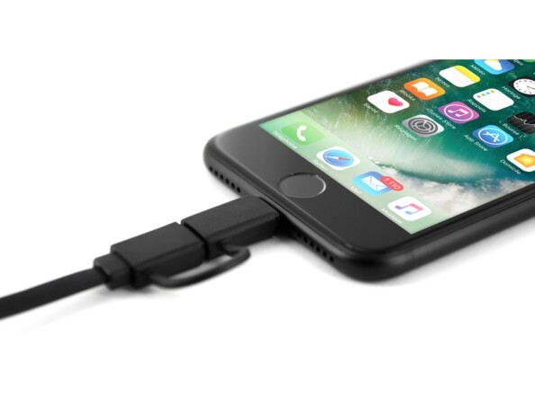 Gros plan sur le branchement du connecteur Lightning du câble Novodio à un iPhone avec écran allumé