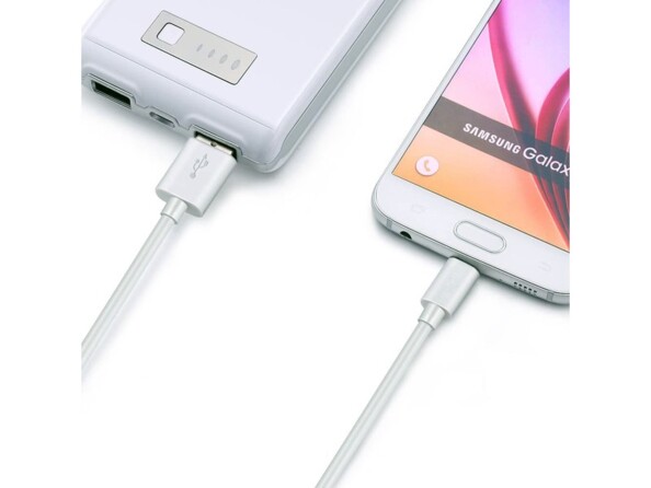 Mise en situation du chargement d'un téléphone portable par une batterie externe via câble USB coloris blanc