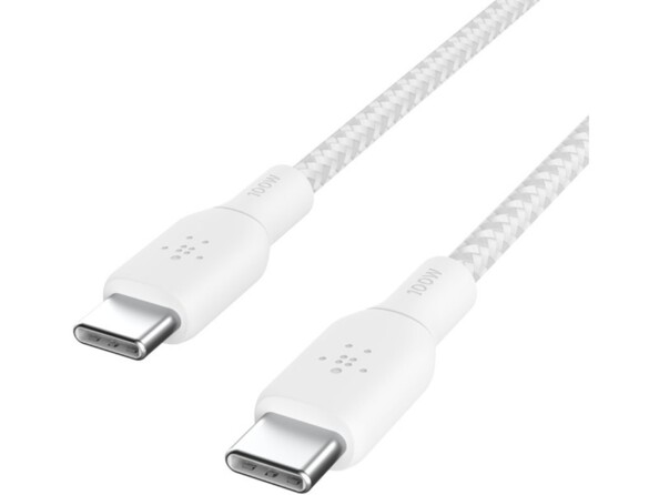 Gros plan de biais sur les connecteurs USB-C en aluminium du câble de chargement et de transfert de données