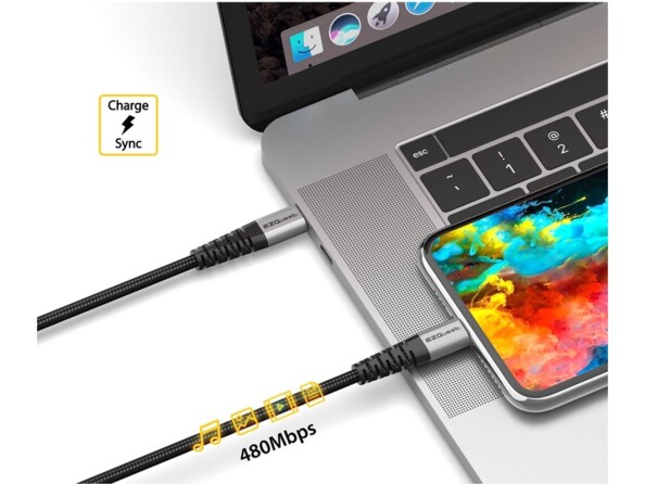 Utilisation du câble de chargement et de synchronisation USB-C branché à un MacBook et à un téléphone portable à l'écran allumé