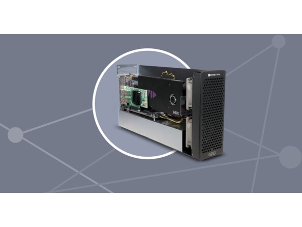 Mise en situation de la mise en place de la carte réseau Gigabit Ethernet Sonnet dans une tour d'un PC sur un fond imprimé scientifique