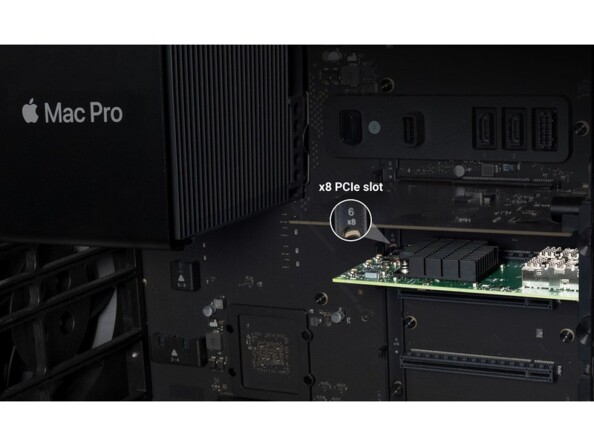 Insertion de la carte réseau Twin25G Sonnet dans un slot PCIe x8 d'un Mac Pro Apple