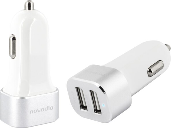 Adaptateur allume-cigare blanc et gris avec deux ports USB-A