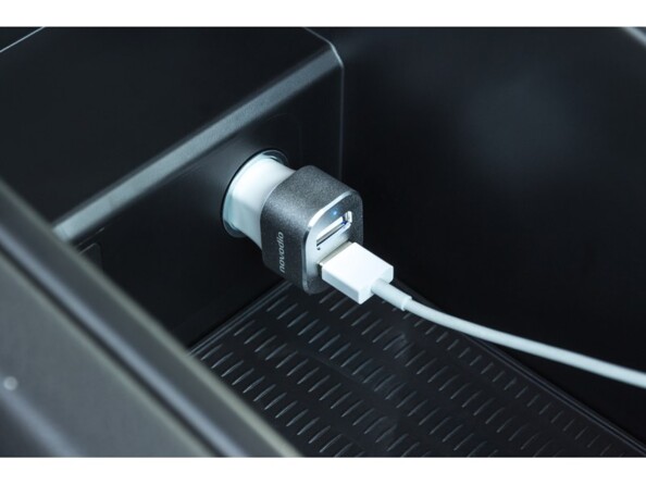 Mise en situation du chargeur de voiture branché à la prise allume-cigare d'une véhicule et à un câble USB blanc