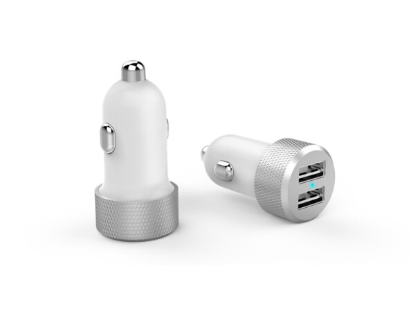 Chargeur de voiture coloris blanc et gris avec deux ports USB-A et LED de fonctionnement