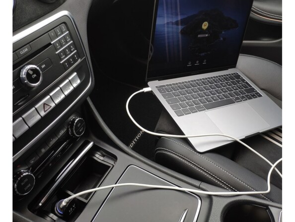 Alimentation d'un PC portable posé sur le siège passage avant par le biais du chargeur rapide Novodio Mini Car Charger et d'un câble de chargement USB approprié