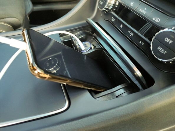 Chargement en cours d'un téléphone portable via câble USB-C et chargeur auto dans l'habitacle d'un véhicule