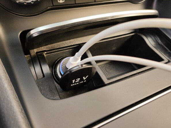 Mise en situation du chargeur voiture Novodio branché à la prise allume-cigare 12 V d'un véhicule