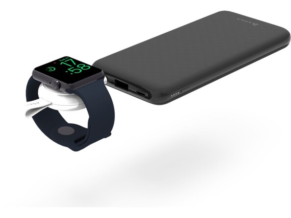 Pad de chargement format clé USB-C coloris blanc branché à une batterie externe et Apple Watch posée sur sa surface de chargement par induction