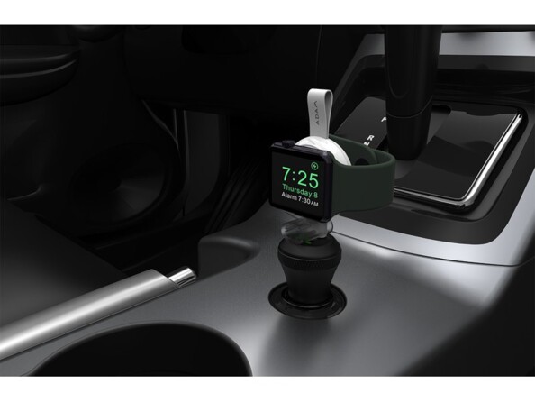 Chargement d'une Apple Watch coloris gris et noir sur le chargeur magnétique Omnia A1 Adam Elements branché à un adaptateur inséré dans la prise allume-cigare dans l'habitacle d'un véhicule