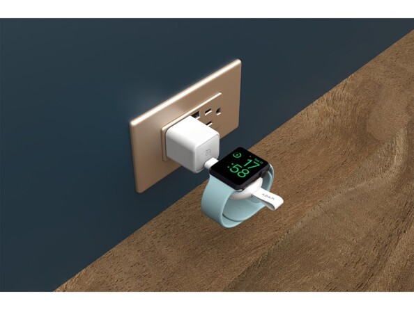 Chargeur aimanté USB-C branché à un adaptateur secteur USB-C branché lui-même à une prise électrique intégrée à un mur bleu avec Apple Watch en cours de chargement