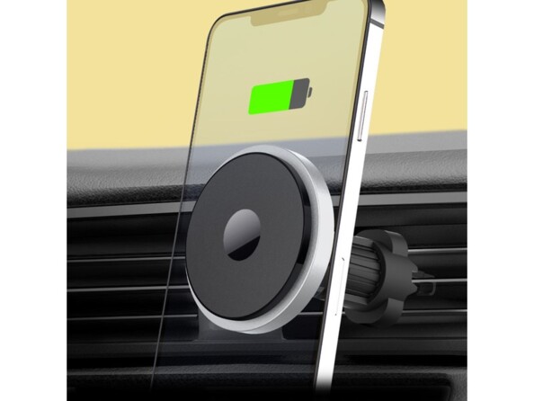 Mise en situation schématique d'un téléphone aimanté au chargeur à induction fixé à la grille d'aération de l'habitacle d'une voiture
