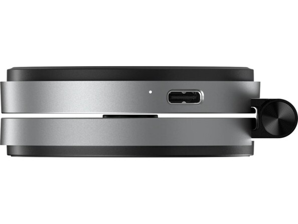 Vue côté gauche du pad de chargement à induction Qi2 SwitchEasy avec port de chargement USB-C