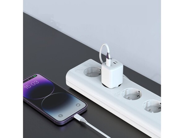 chargeur secteur 35W GaN Novodio sur multiprise et chargement iphone
