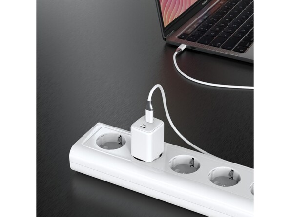 Chargeur secteur blanc Novodio 35 charge un Macbook