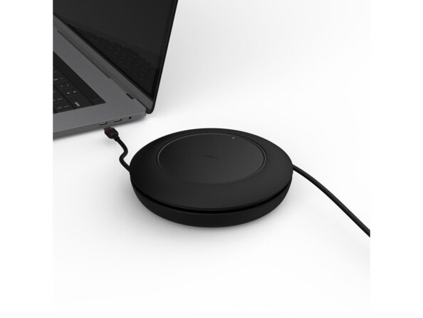 Mise en situation du câble d'alimentation CEE 7/16 vers USB-C avec enrouleur intégré coloris noir branché au port d'alimentation d'un PC portable