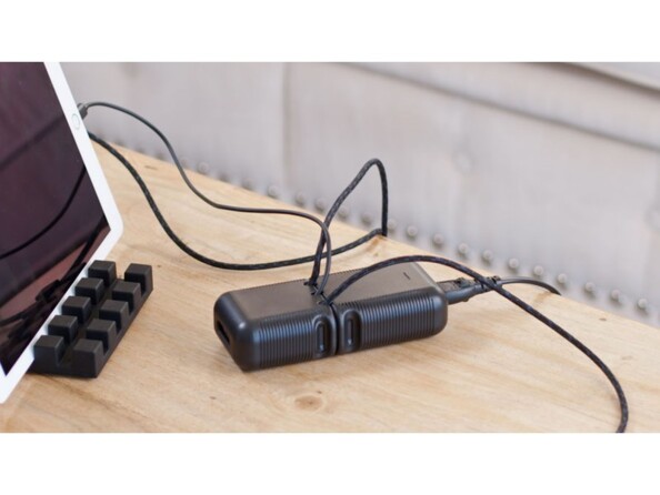 Chargeur USB Unisynk avec protection poser sur une table