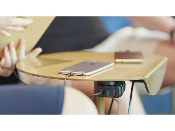 Chargeur USB Unisynk fixé sous une table