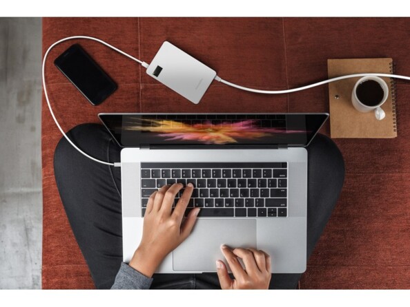 Chargement d'un MacBook sur lequel travaille une personne