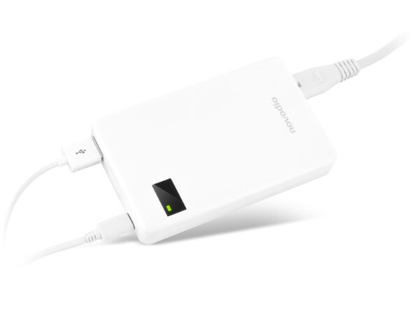 Chargeur secteur C-Charge Novodio avec écran branché au câble d'alimentation secteur fourni, à un câble USB-C et à un câble USB-A