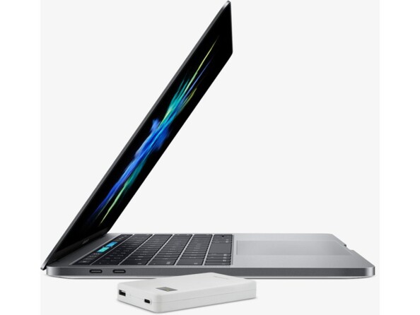 Adaptateur secteur coloris blanc avec port USB-A et USB-C posé à côté d'un PC portable à clapet à moitié fermé