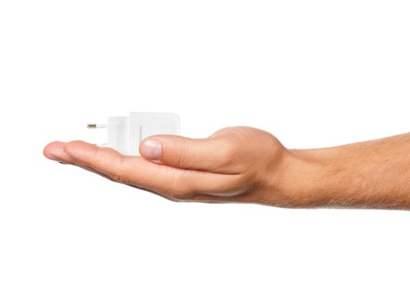 Adaptateur secteur USB-C compact posé dans le creu d'une main