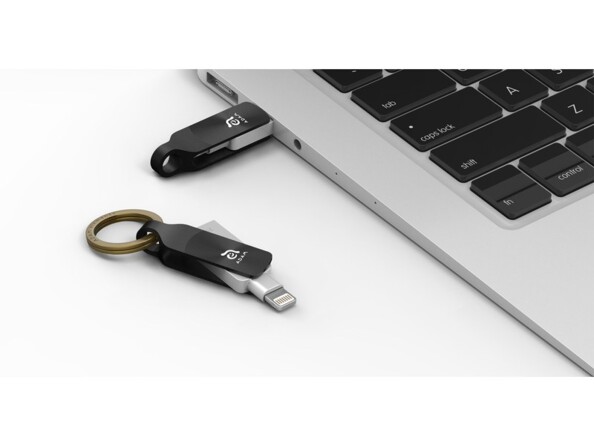 Branchement de la clé USB coloris noir côté USB-A au port USB d'un MacBook à côté d'une seconde clef USB ouverte côté Lightning
