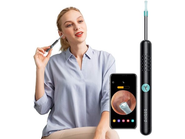 Jeune femme maquillée entrain de se curer l'oreille droite avec l'otoscope BeBird